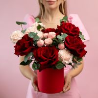 Шляпная коробочка с красными французскими розами