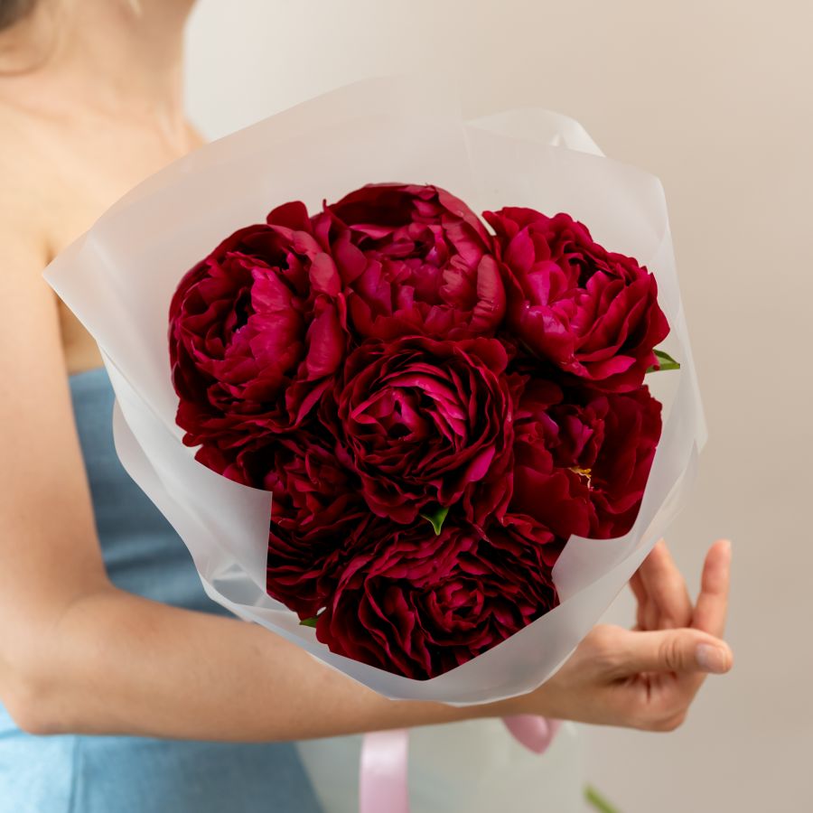 7 пионы красные