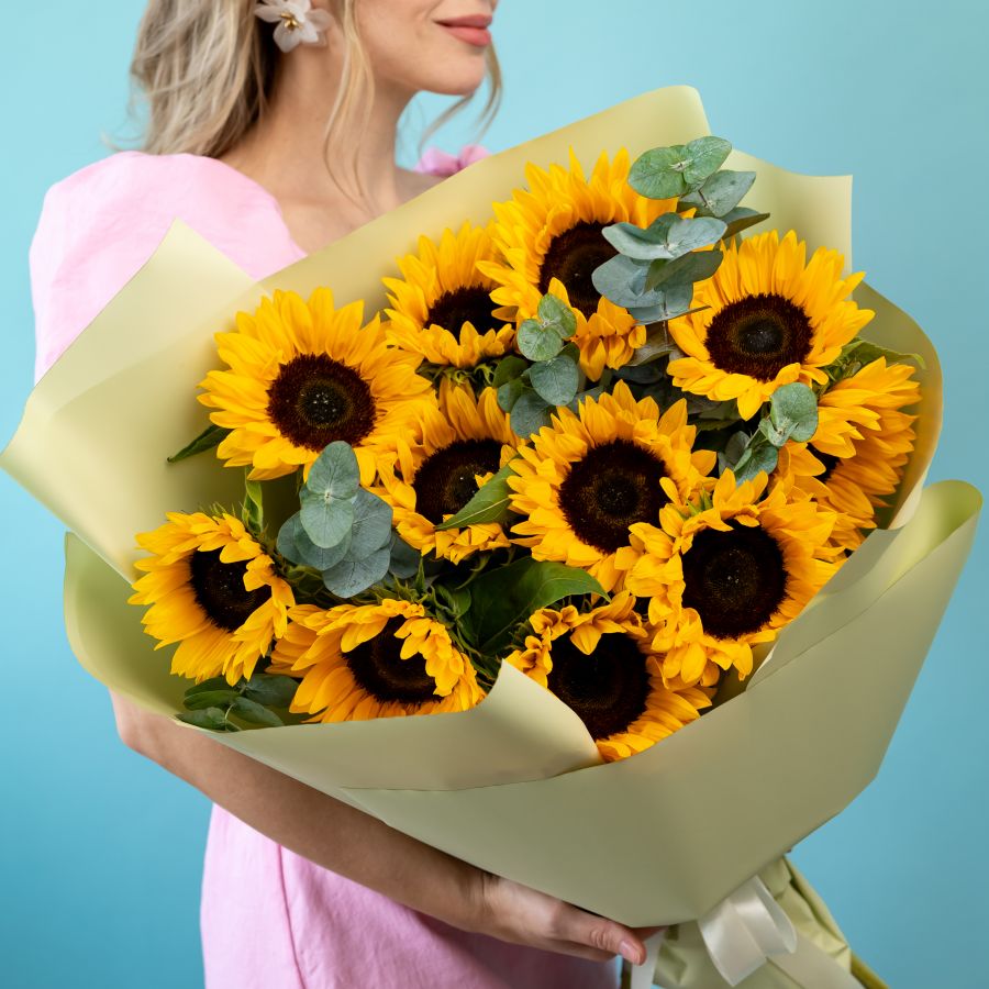 11 подсолнухов с эвкалиптом