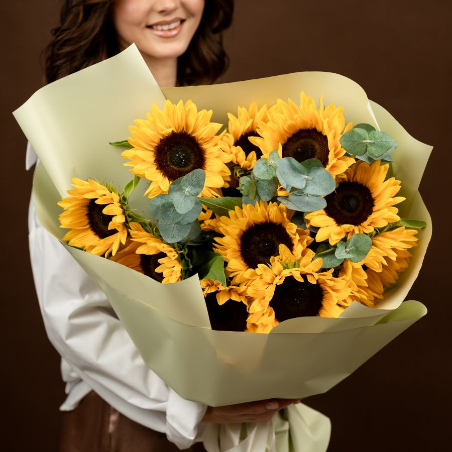 11 подсолнухов с эвкалиптом