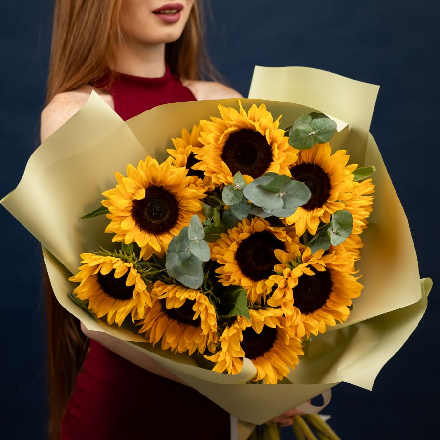 11 подсолнухов с эвкалиптом