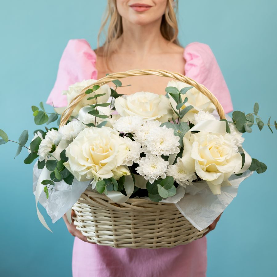 Корзина из роз и хризантем с эвкалиптом