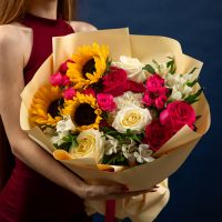 Сборный букет с 3 подсолнухами