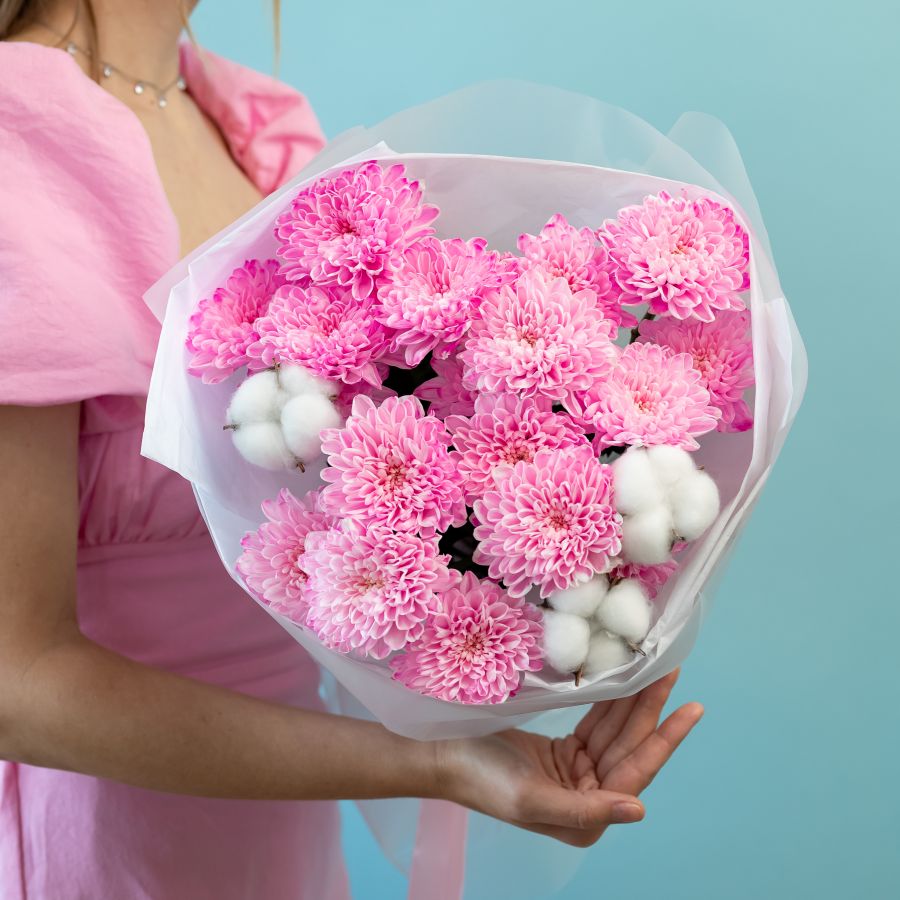 Букет из хризантем с хлопком