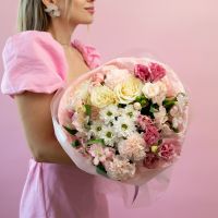 Сборный букет в круглой упаковке с розами и диантусами
