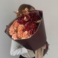 Бархатный вечер: с хризантемой, диантусами и эвкалиптом