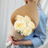 5 кремовых роз (сорт Кендл Лайт)