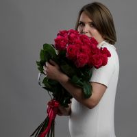 Ярко-розовые розы "Пинк Флойд" 70 см