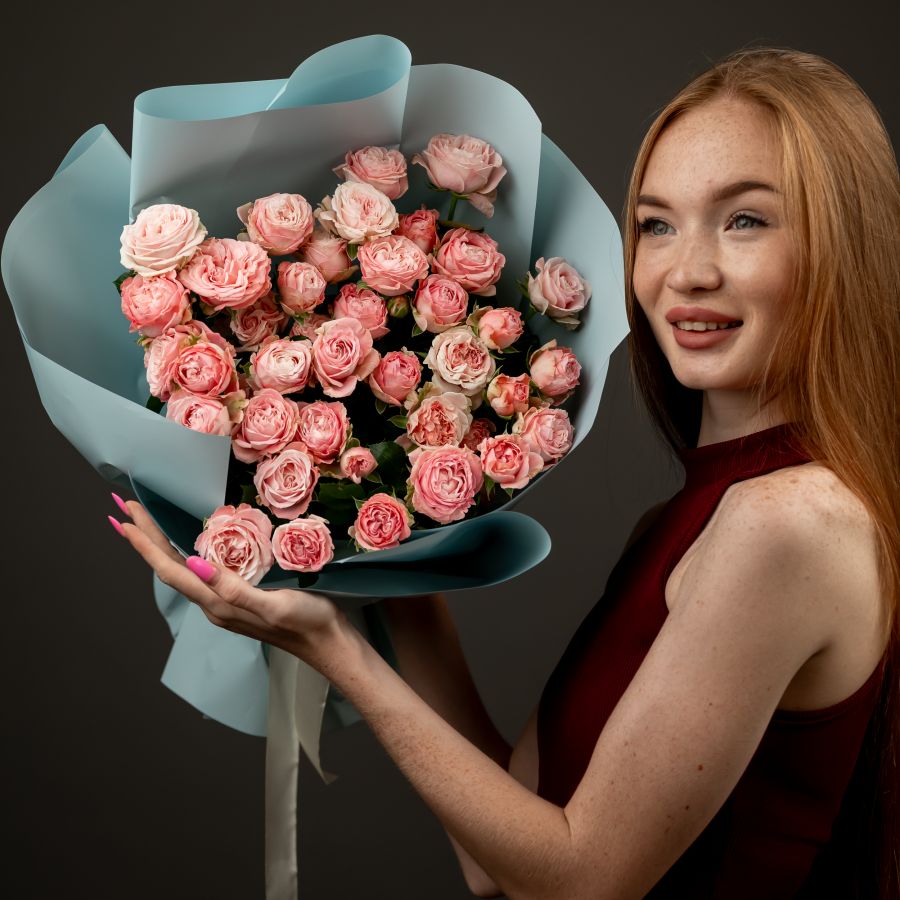 Букет из 5 пионовидных кустовых розовых роз