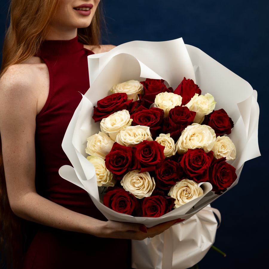 25 красных и белых роз (60см)