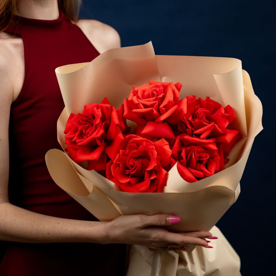 Алая французская роза от 5 шт