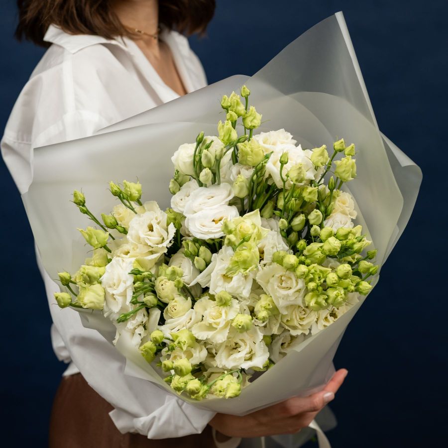 Эустома белая в оформлении (от 5 шт)