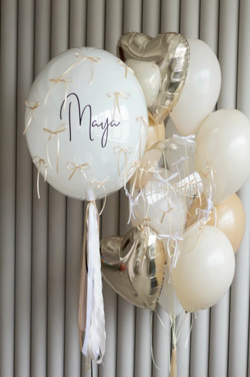 Песочно-золотой сет с бантиками из шаров с гелием