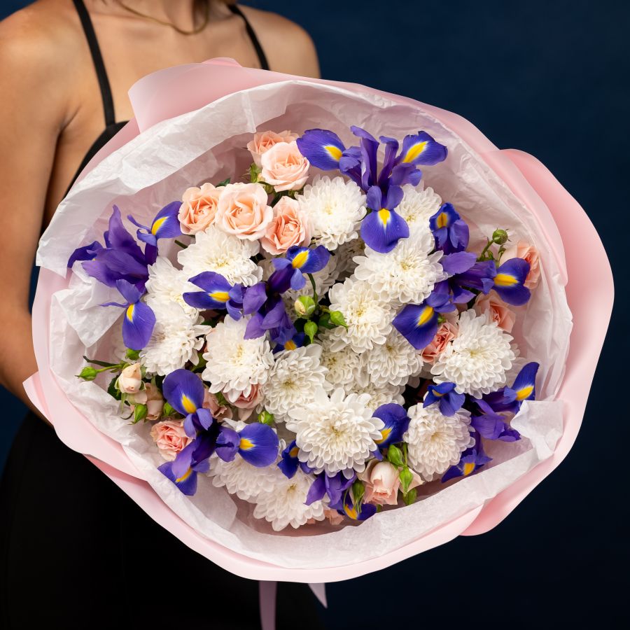Сборный букет с ирисами