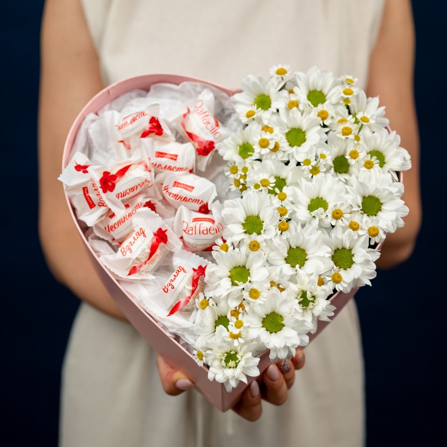 Сердце с рафаэлло и ромашками размер М