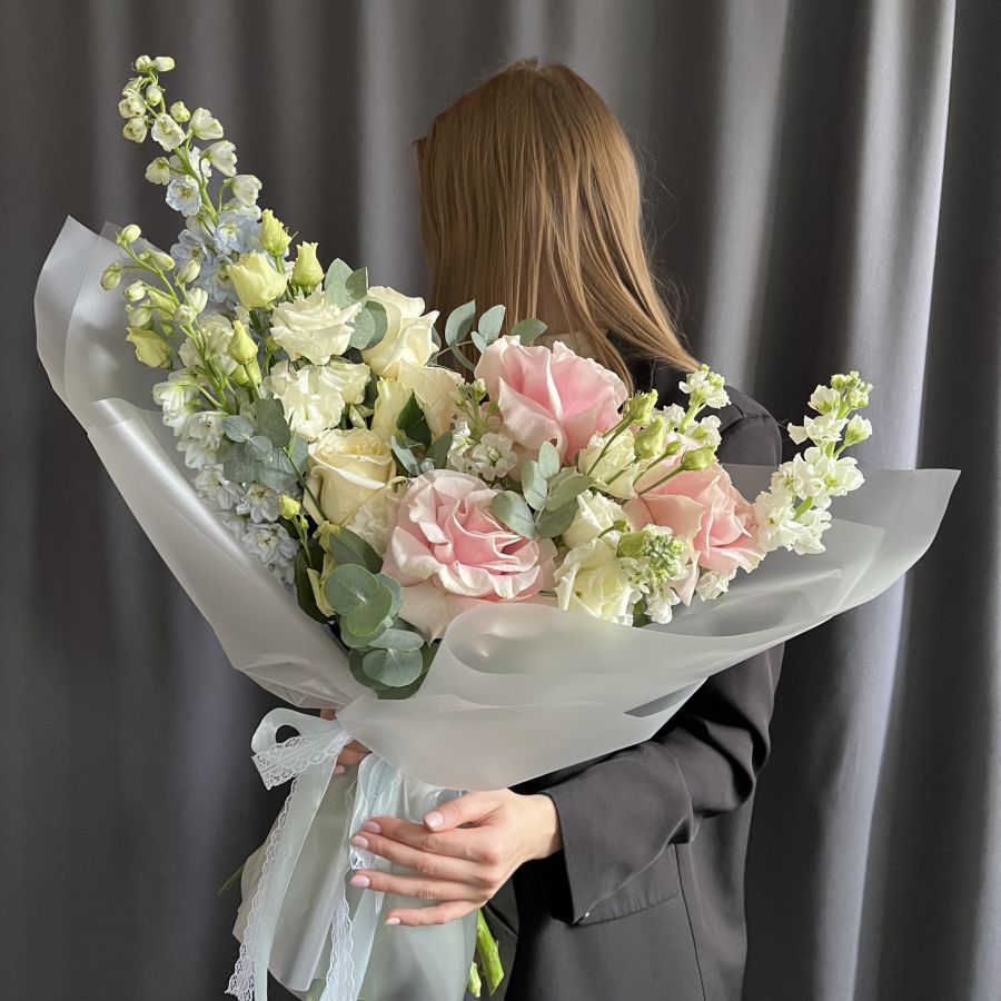 Букет с французскими розами и дельфиниумом