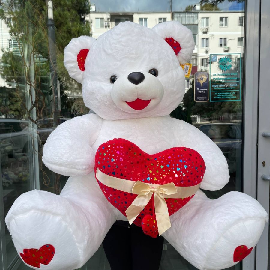 Белый мишка с сердцем