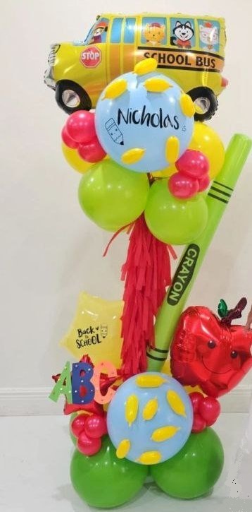 Колонна с автобусом из воздушных шаров