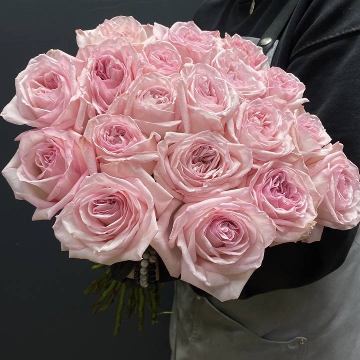 19 пионовидных роз