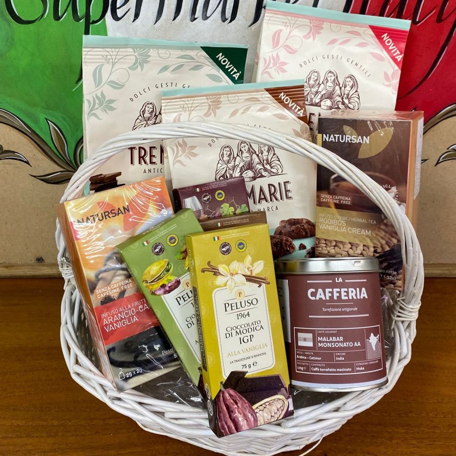 Подарочная корзина Сладкоежки в городе