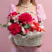 Корзина с малиновыми розами и конфетами