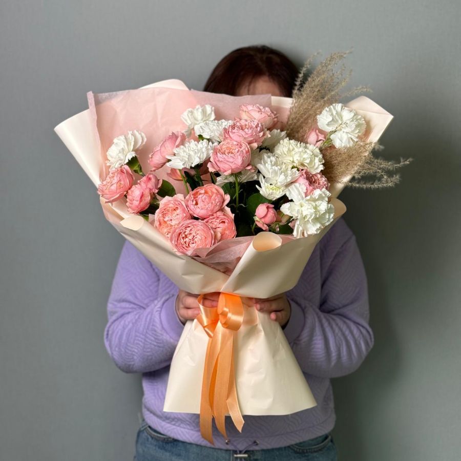 Букет с пионовидными кустовыми розами и диантусами