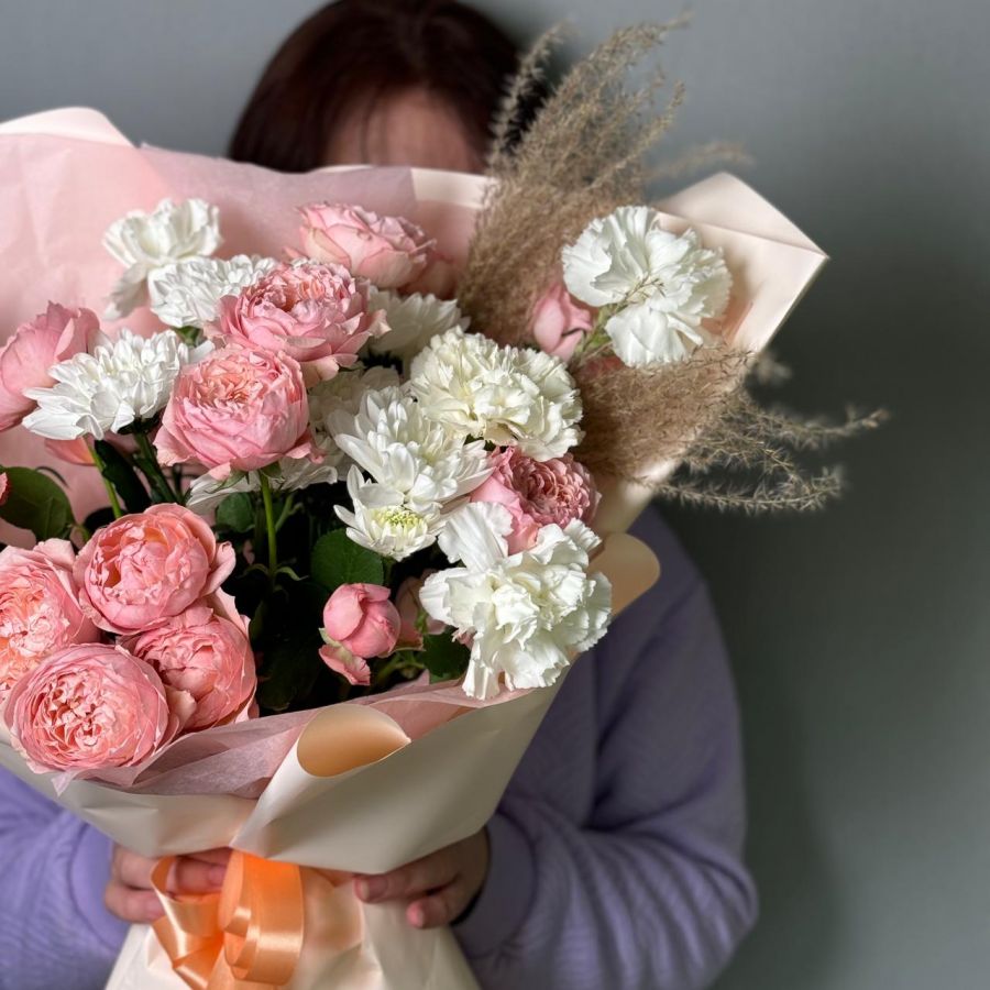 Букет с пионовидными кустовыми розами и диантусами