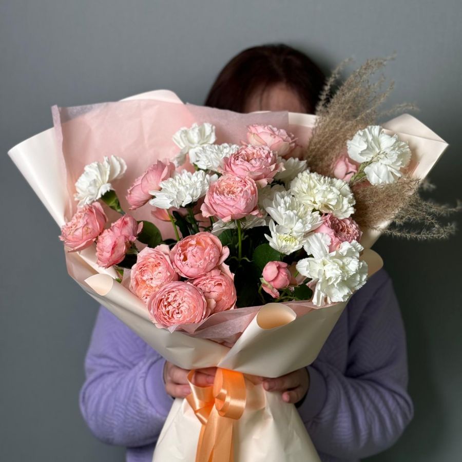 Букет с пионовидными кустовыми розами и диантусами
