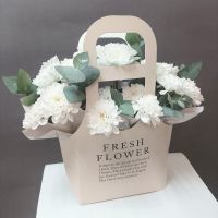 Сумочка с кустовыми хризантемами и эвкалиптом