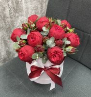 Пионовидные розы Ред Пиано в коробке