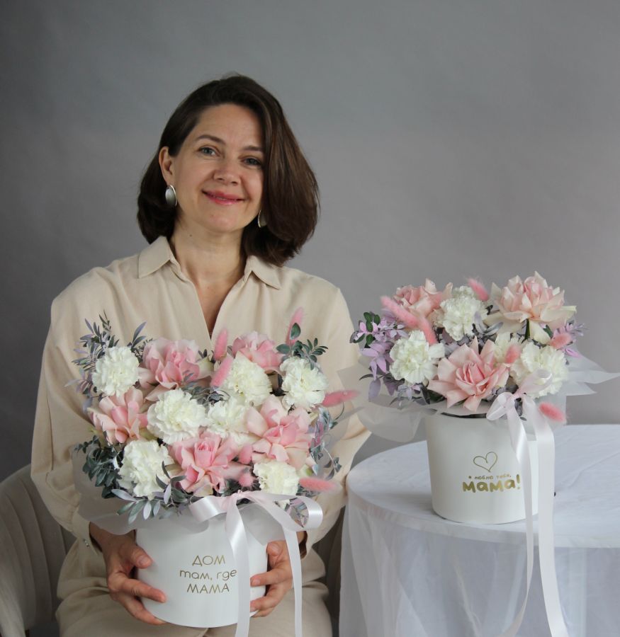 Композиция из ажурных роз и диантусов для мамы