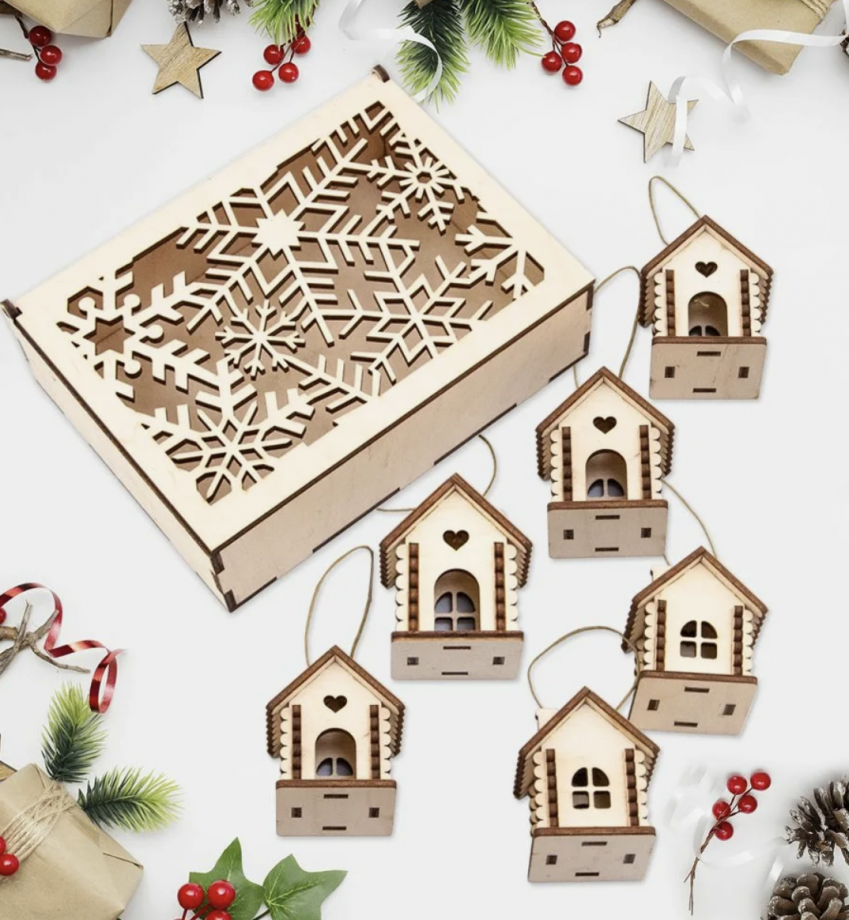 Набор из новогодних игрушек домиков с коробочкой