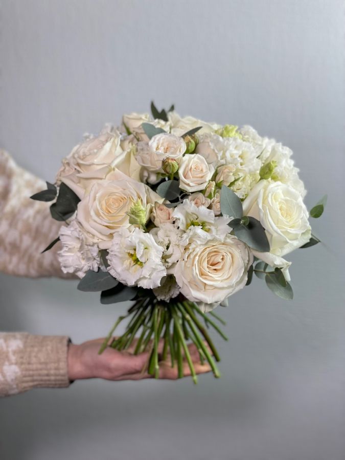 Букет невесты из пионовидных роз и лизиантуса