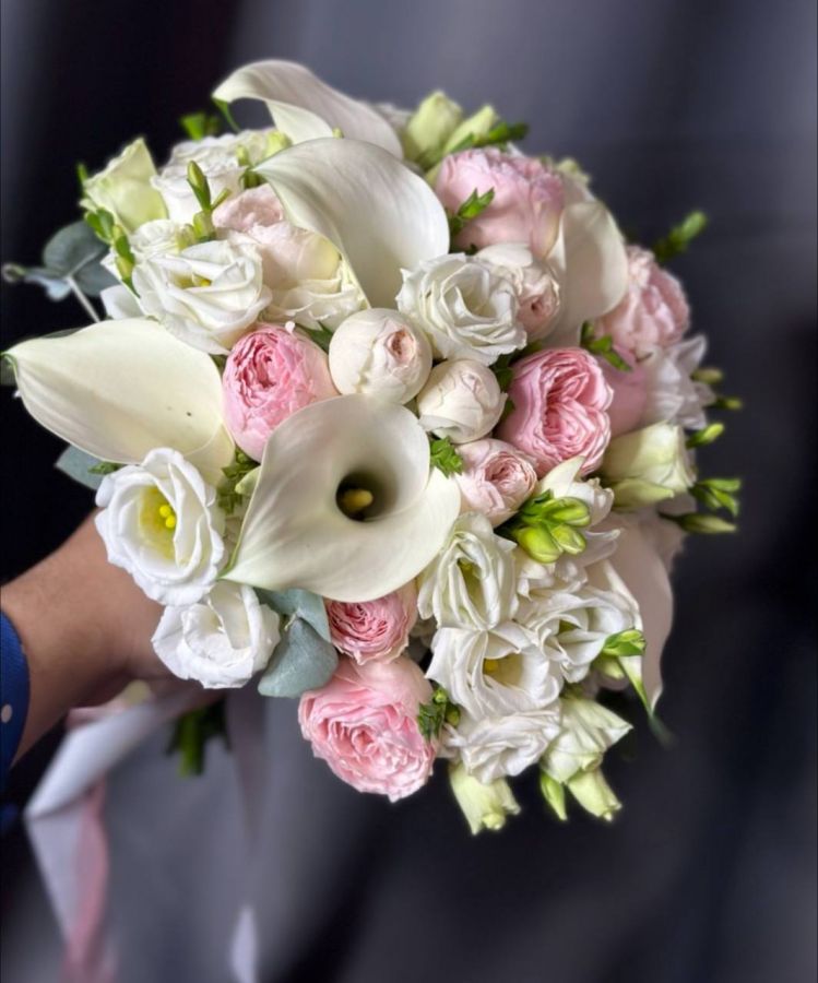 Букет Невесты с каллами, пионовидными розами и эустомой