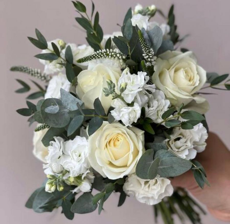 Букет Невесты из Белых Роз, Матиолы с добавлением эвкалипта