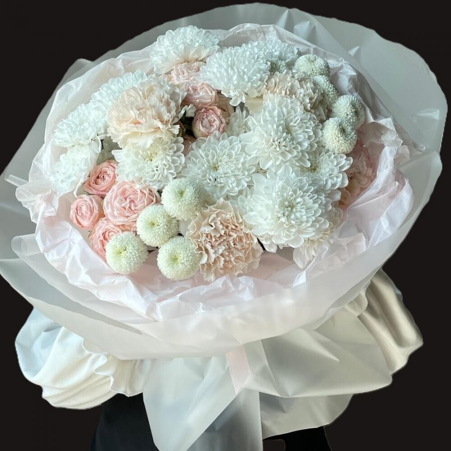 Букет с кустовой пионовидной розой, хризантемой и диантусами "Мисс Очарование"