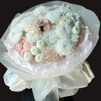 Букет с кустовой пионовидной розой, хризантемой и диантусами "Мисс Очарование"