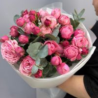 Букет 5 кустовых пионовидных розовых роз с эвкалиптом