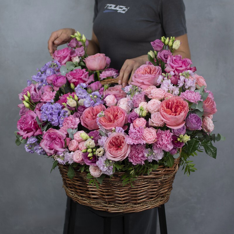 Корзина с пионовидными розами, эустомой, матиолой и диантусами "Мон Амур"