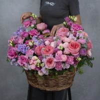 Корзина с пионовидными розами, эустомой, матиолой и диантусами "Мон Амур"