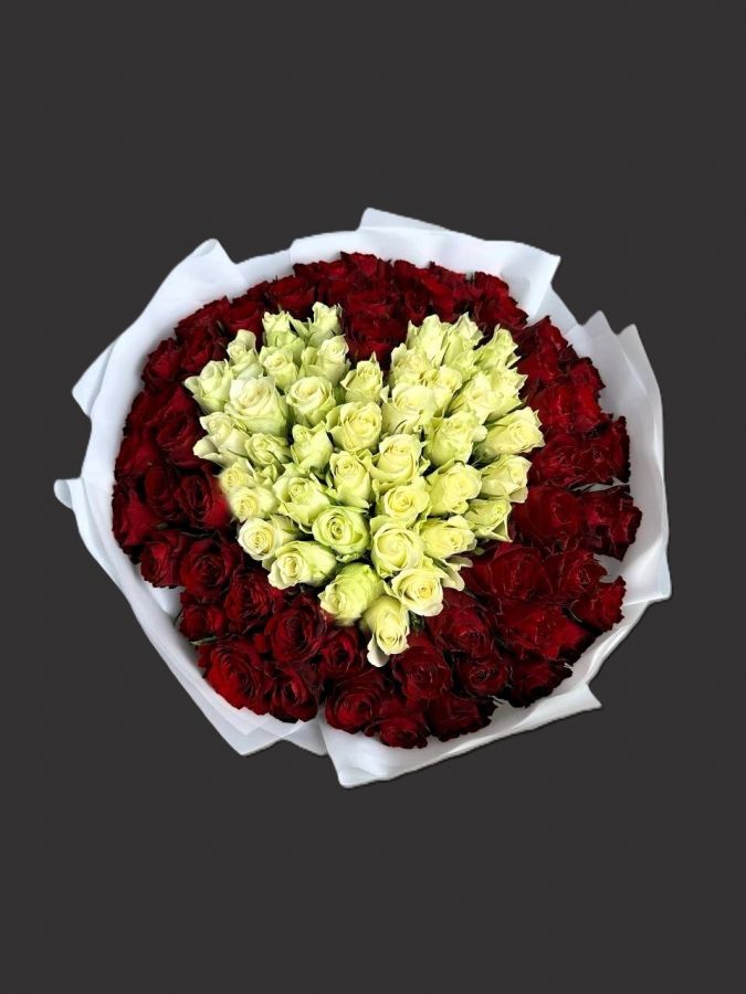 Букет 101 роза с сердцем из белых роз "Анабель"