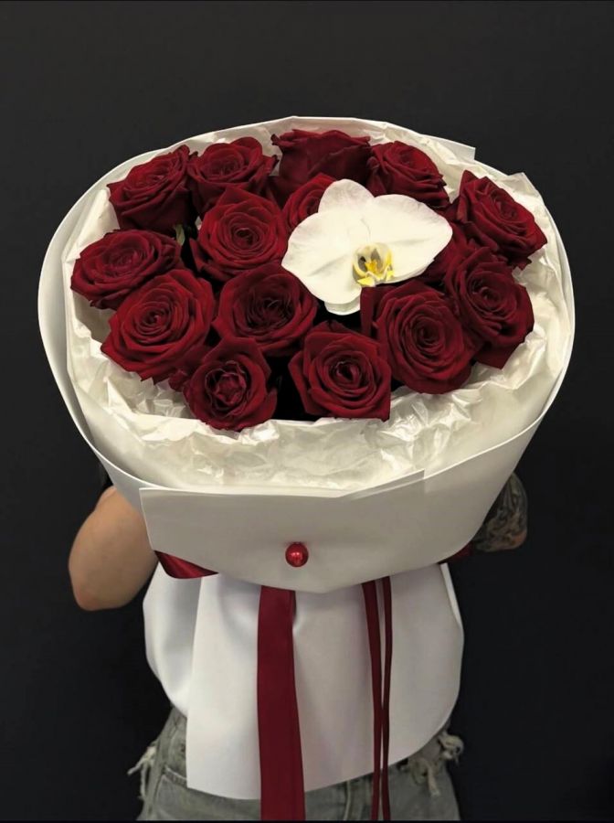 Букет красных роз с орхидеей "Сердечная Рапсодия"