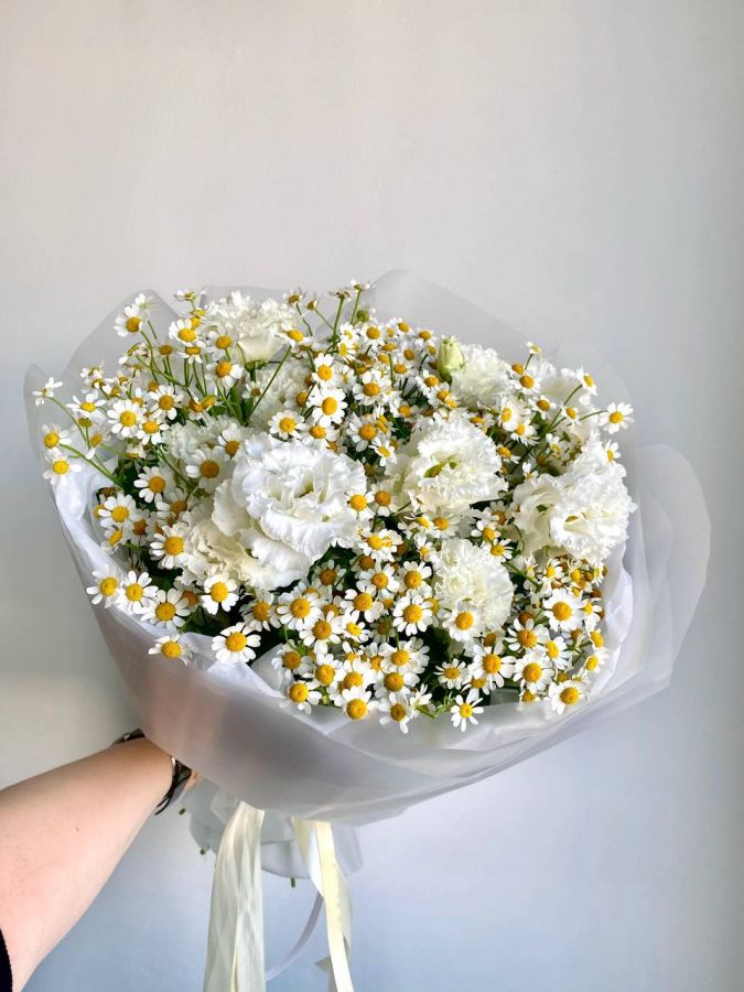 Букет "Весеннее Очарование" с кустовыми ромашкой и эустомой