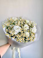 Букет "Весеннее Очарование" с кустовыми ромашкой и эустомой