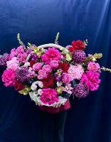 Корзина с французскими розами, хризантемой, кустовой пионовидной розой и орхидеей "Конфетти"