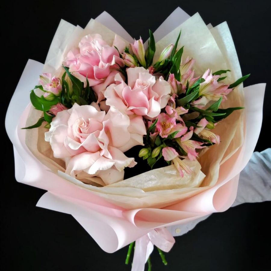 Букет с альстромерией и французскими розами "Признательность"