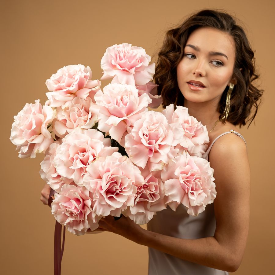 15 французских роз в шляпной коробке (сорт Пинк Мондиаль)