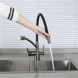 Gappo G4398-199 mətbəx kranının ön görünüşü – qara mat “оружейная сталь” örtüyü, gərgin silikon izliv və tək qolu ilə müasir dizaynı nümayiş etdirir 1