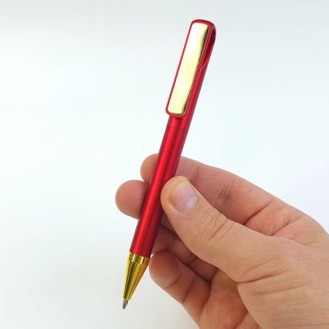красные ручки с золотистыми деталями