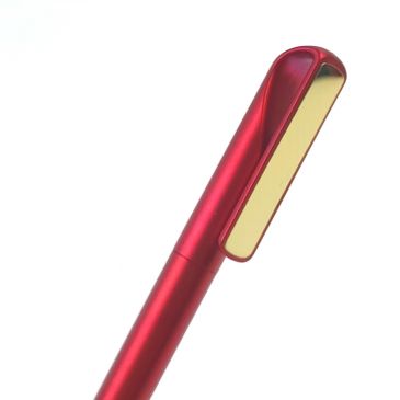 красные ручки с золотистыми деталями